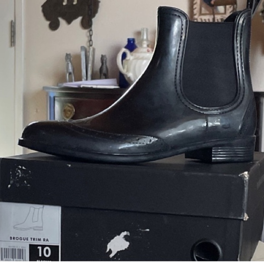 Banana republic boots never been worn still in box. New condition size 10